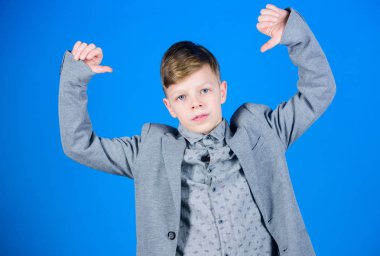 Şık ve trendy. Moda stil şirin çocuk. Okul öncesi veya moda giyim okul çocuk. Ciddi göz ile küçük çocuk moda. Mavi arka plan küçük çocuk. Çok güzel manken