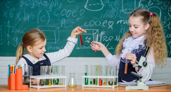 Okul laboratuvar ortakları. Çocuklar ile deneme meşgul. Kimyasal analiz ve gözlem tepki. Renkli maddeler ile test tüpleri. Okul laboratuvar donatımı. Kızlar okul kimya ders üzerinde — Stok fotoğraf