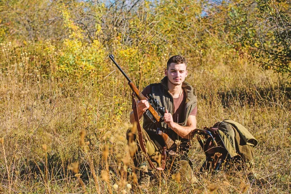 Cazador con rifle buscando animales. Hunter ropa caqui listo para cazar fondo de la naturaleza. Trofeo de caza. Hombre cargando rifle de caza. Caza hobby y ocio. Concepto de equipo de caza —  Fotos de Stock