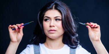 Kizin güzel gözleri vurguluyor. Kirpik uzatma yordamı. Kaş düzeltme. güzel kadın kirpik ana cımbız tutun. kaşları için özel araç ile güzellik uzmanı. Şevval Özçelik Güzellik Güzellik salonda