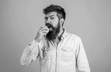 Yemek elma düşük kan şekeri düzeyleri ve diyabet karşı korunmasına yardımcı olabilir. Sağlıklı yemek. Sakal hipster adamla elma meyve elini tut. Beslenme ve sağlık faydaları. Dünyada popüler meyve elma