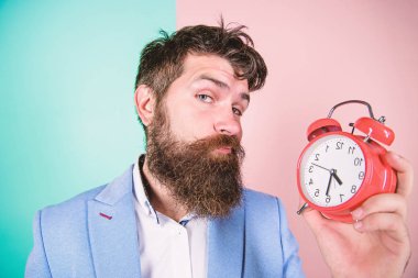 Zaman yönetimi becerileri. İş zamanı. Adam sakallı uykulu yorgun işadamı bekleme saat. Stres kavramı. Hipster stresli çalışma programı. İşadamı zaman eksikliği vardır. Ne kadar zaman son tarih kadar