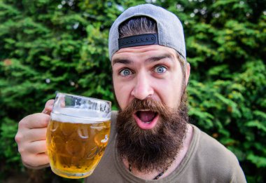 Adam bira sıcak yaz günü zevk rahatlatıcı. Bira ve bira kavramı. Susuzluğunu gidermek. Alkol içki ve bar. Hipster acımasız adam tutun kupa soğuk taze bira sakallı. Genç ve kentsel moda zanaat bira