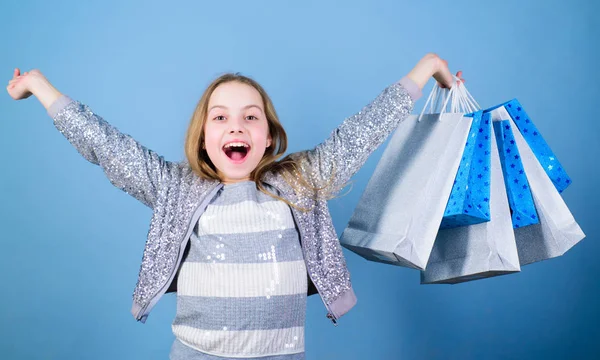 Vendita stagionale. Cliente ragazza di moda. Bambino felice in negozio con borse. Giorno di shopping felicità. Compleanno ragazza shopping. boutique di moda. Moda tendenza. Negozio di moda. Ragazzina con pacchetti mazzo — Foto Stock