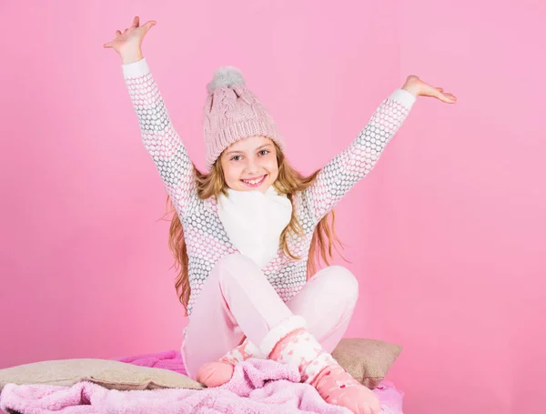 Kid flicka slitage Stickad mössa avkopplande rosa bakgrund. Barn långt hår varm ull mössa Njut av varma. Varma kläder koncept. Varma tillbehör som kommer hålla dig mysiga vinter. Håll varm och bekväm — Stockfoto