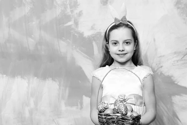 Liten glad liten flicka håller potta med påskägg — Stockfoto