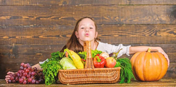 Αγορά αγροτών ρουστίκ στιλ παιδί κορίτσι με πτώση στη συγκομιδή. Χαρούμενο παιδί γιορτάζουν καλάθι κολοκύθας λαχανικά harvest διακοπών. Παιδί αγρότη με φόντο ξύλινη συγκομιδή. Φεστιβάλ συγκομιδή έννοια — Φωτογραφία Αρχείου