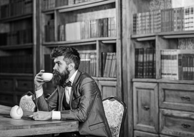 Çay Kupası kavramı. Uzun sakallı çay bardağı tutan olgun adam