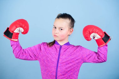 Kadın boksör. Spor yetiştirme. Boks sıkı disiplin sağlamak. Kız mavi arka plan üzerinde şirin boksör. Büyük güç büyük sorumluluk gelir. Klişe için tam tersi. Boksör çocuk boks eldiven