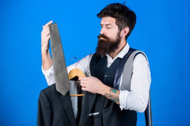 Mens butikte. Erkek takım elbise ceket kravat eşleşen hippi. Resmi mens dolaba Aksesuar kararı iş adamı. Sakallı adam erkek kravat mağazası, seçme