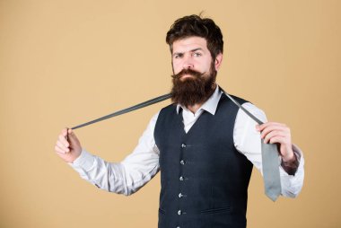 Kalın moda beyanı yapma. Moda Aksesuar ile acımasız beyaz adam. Moda model serin bakmak ile sakallı. Hipster uzun sakal ve bıyık resmi moda tarzı ile