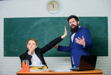 Görevden itiraz ediyorum. Okul öğretmeni ve üst. Benimle konuşmayı kes. Eleştiri ve itiraz kavramı. Öğretmen erkek çenemi kapamamı ister. Lütfen Kapa çeneni. Yorgunum şikayetçi değilim. İtiraz hakkında kayıtsız