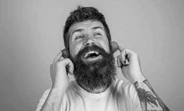 Yaz konsepti vurmak. Adam hipster kırmızı olgun çilek kulak kulaklık sakallı. Yaz top radyo grafik. Adam zevk sulu ses yaz vurmak şarkı müzik. Hipster sakal dinle müzik çilek kulaklık