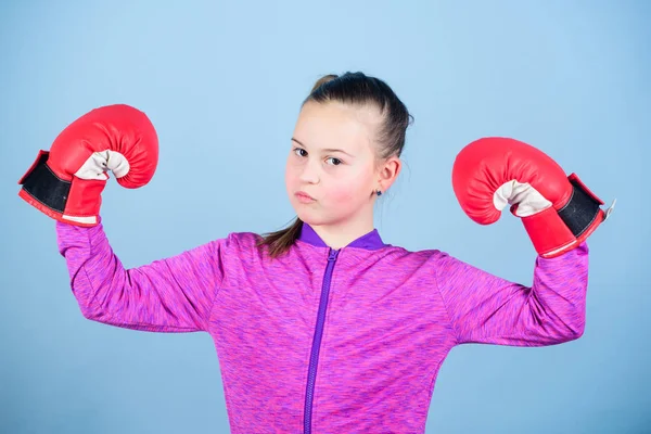 Boxeadora. La educación deportiva. El boxeo proporciona una disciplina estricta. Chica linda boxeador sobre fondo azul. Con gran poder viene una gran responsabilidad. Contrariamente al estereotipo. Boxeador niño en guantes de boxeo —  Fotos de Stock