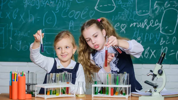 En la escuela de química. Los escolares realizan experimentos en el aula de ciencias. Colegialas sosteniendo tubos de ensayo. Laboratorio de ciencias para la escuela y la educación. Laboratorio en la escuela primaria — Foto de Stock