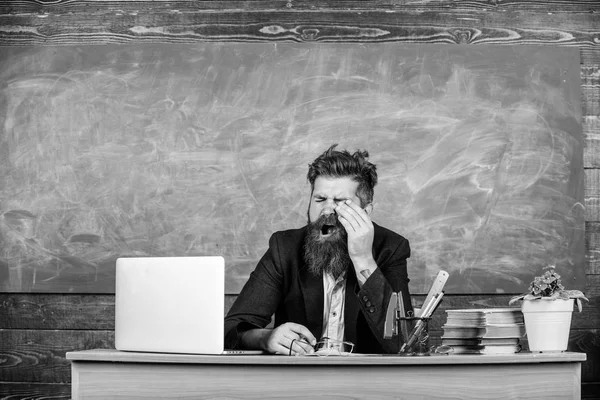 Pedagog Brodaty mężczyzna ziewanie twarzy zmęczony w pracy. Nauczyciele bardziej zestresowani w pracy niż przeciętni ludzie. Męczące pracy w szkole powoduje zmęczenie. Życie pełne stresu nauczyciela. Wysoki poziom zmęczenia — Zdjęcie stockowe