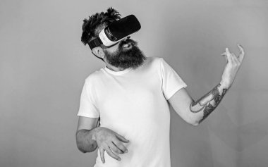 Hipster gitarist hevesli yüzündeki modern teknoloji eğlence için kullanın. Vr gözlüklü öğrenin gitar müzik çalmak. VR müzisyen kavramı. Vr gözlük, yeşil arka planda sakallı