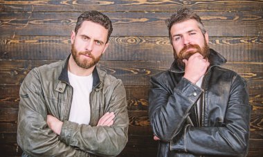 Deri moda erkek giyim. Yakışıklı şık ve serin. Acımasız deri giysili emin hissediyorum. Vahşi erkek deri ceket giymek. Erkekler acımasız sakallı hippi moda siyah deri ceket içinde poz