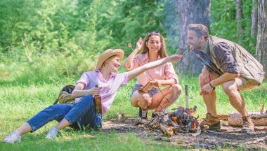 Hafta sonu harika vakit. Var snack için bir ara verelim. Şirket arkadaşlar gıda Aperatif doğa arka plan yemek. Yürüyüşçüler piknik üzerinde. Şirket yürüyüşçü kavurma Marshmallow abur cubur yemek yeme piknik