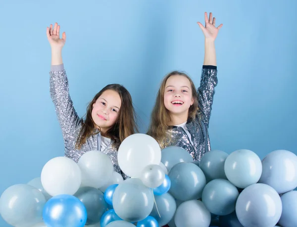 Schwestern organisieren Heimatfest. Spaß haben. Ballon-Motto-Party. Mädchen kleine Geschwister in der Nähe von Ballons. Geburtstagsfeier. Glück und heitere Momente. Unbeschwerte Kindheit. Starten Sie diese Party — Stockfoto