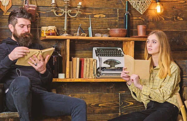 Concetto serale pieno di sentimento. Padre instilla amore per i libri per sua figlia. Famiglia trascorrere piacevole serata con libri, sfondo interno. Ragazza e uomo dai volti calmi leggere libro in un'atmosfera calda — Foto Stock