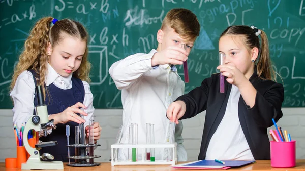 Kimya eğitimi. Kimya donatım. öğrencileri Biyoloji deneyleri mikroskopla yapıyor. Öğrenme kimya okul laboratuarında ufak çocuklar. Mutlu çocuklar. Kimya dersi. Kan örnekleri test — Stok fotoğraf