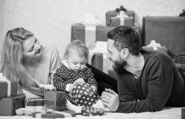 Hediye kutusu ile mutlu bir aile. Sevgililer günü. Kırmızı kutuları. Alışveriş. Boxing Günü. Sevgi ve güven ailesi. Sakallı erkek ve kadın küçük kız ile. Baba, anne ve kızı çocuk. Aile değerleri