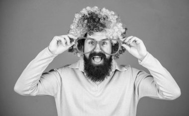 Palyaço ve sirk. Parti eğlenceli. Deli olmanın tadını çıkarın. Kendinizi ifade çekinmeyin. Eğleniyor. Tatil eğlenceli ve karnaval kavramı. Sakallı adam Menekşe arka plan üzerinde renkli peruğu ve komik gözlük giymek