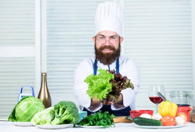 Yardım etmek için sağlıklı. Şef şapkalı adam. Gizli tadı tarifi. Diyet ve organik gıda, vitamin. Sakallı adam mutfak, mutfak yemek. Sağlıklı yemekler pişirmek. Vejetaryen. Sakallı olgun Şef