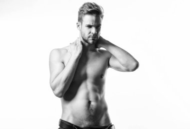 Sporcu adam, saç bakımı. Kas eğitmen sonra spor. Seksi çıplak gövde adamla altı paketi. Seksi kas maço. Fitness diyet. Arzu ve günaha. Erkek moda ve güzellik. Mutlu ve sportif