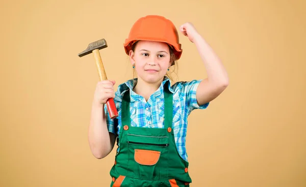 Ferramentas para melhorar a si mesmo. Desenvolvimento de cuidados infantis. Arquiteto engenheiro construtor. Profissão futura. Miúda construtora. Construa você mesmo o seu futuro. Iniciativa criança menina chapéu duro construtor de capacete trabalhador — Fotografia de Stock