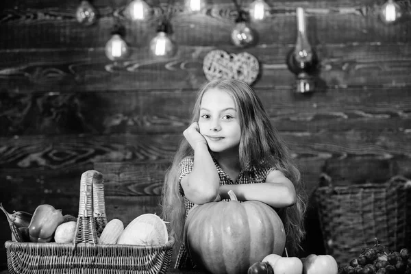 Bauernmarkt Herbsternte. Erntedankfest-Konzept. Kind Mädchen in der Nähe Korb voller frisches Gemüse Ernte rustikalen Stil. Mädchen präsentiert Ernte ihres Gemüsegartens auf hölzernem Hintergrund — Stockfoto