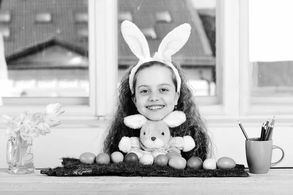 Gelukkig meisje met konijn speelgoed, potlood, tulp bloemen, paaseieren — Stockfoto