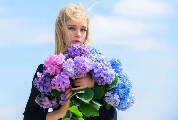 Stoppa allergi blommande säsongen. Flicka anbud blond håll hortensia bukett. Springtime blommar. Pollenallergi. Kvinna älskar blommor. Våren attribut. Njut av våren utan allergi. Allergi fria livet — Stockfoto