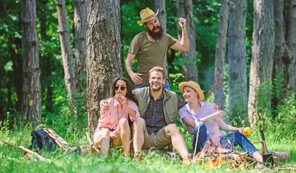 Pericolo inaspettato. Uomo ladro brutale tiene coltello andando escursionisti attacco nella foresta. Compagnia amici in situazioni pericolose in natura. Amici che si rilassano e non si aspettano di essere attaccati. Stai attento. — Foto Stock