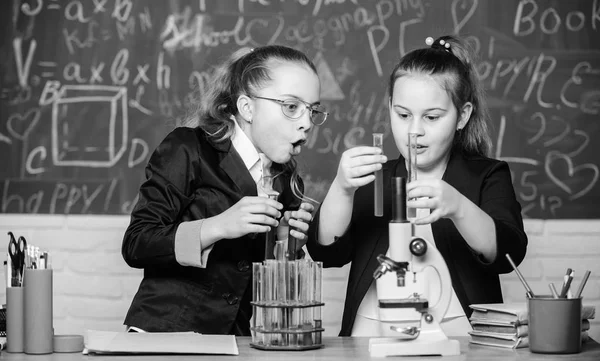 Μάθημα βιολογία σχολείο. Μικρά κορίτσια στο school lab. Επίσημη σχολική εκπαίδευση. Έρευνα χημεία. Λίγη εργασία επιστήμονας με μικροσκόπιο. επιστημονικά πειράματα στο εργαστήριο. Μεγάλα ιατρικά αποτελέσματα. — Φωτογραφία Αρχείου