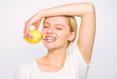 Pil konsepti. Doğal bataryalı limon. Vücut vitaminlerini şarj et. Kız limonlu meyve suyu içiyor. Sağlıklı yaşam tarzı ve organik beslenme. Limonata seni enerjiyle doldurur.