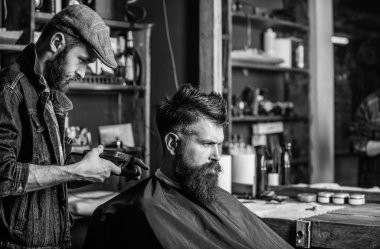 İstemci ense üzerinde kırpma makası kesme saçlı berber. Hipster istemci Başlarken saç kesimi. Kuaför saç kesme makinesi ile sakallı adam berber arka plan saç kesimi üzerinde çalışır. Hipster yaşam tarzı kavramı