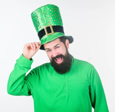 Şapka birine dokunmak. Cüce cin şapka ve kostüm mutlu hippi. Sakallı adam Saint patricks günü kutluyor. Yeşil giymiş sakallı İrlandalı adam. Mutlu saint patricks günü