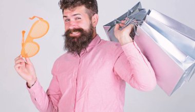 Adam kaygısız tutun alışveriş torbaları sakallı. Alışveriş aptal para harcıyorsun. Aptalca şeyler para ile yapmak. Nasıl ihtiyacın yok şeyler almayı durdurmak için. Alışveriş ile takıntılı. Bağımlısı tüketici kavramı