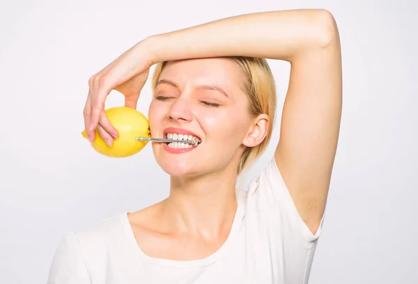 Akkumulátor koncepció. Citrom hobnail természetes akkumulátor. Töltsd fel újra a vitaminokat. A lány friss gyümölcslevet iszik, citromos gyümölcsöt. Egészséges életmód és organikus táplálkozás. A limonádé megtölt energiával. — Stock Fotó