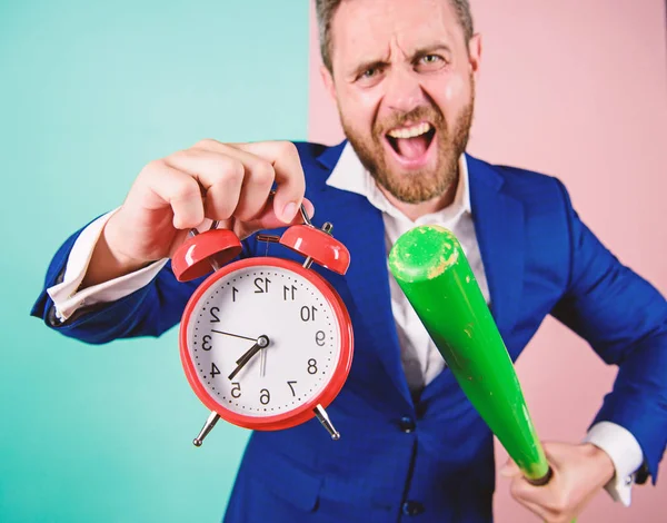 Mann Anzug halten Uhr in der Hand und argumentieren, zu spät zu sein. Geschäftsdisziplin Konzept. Zeitmanagement und Disziplin. Disziplin und Sanktionen. Chef aggressiv Gesicht halten Wecker und Baseballschläger — Stockfoto