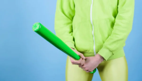 Sterk genoeg. Vrouwen spelen honkbal of gaan iemand verslaan. Meisje met honkbalknuppel blauwe achtergrond. Honkbal vrouwelijke speler concept. Ze is gevaarlijk. Mannelijkheid en transgender concept — Stockfoto