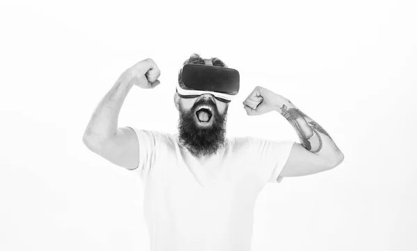 Le gars avec écran monté sur la tête interagit avec la réalité virtuelle. Hipster jouer jeu virtuel. Succès virtuel. Homme barbu gamer VR lunettes fond blanc. Concept de jeu de cyberréalité. Gagnez concours virtuel — Photo