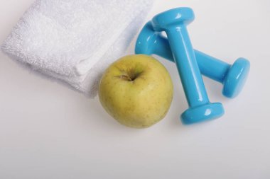 Elma meyvesinin yanında küçük boy kemerler, üst manzara..