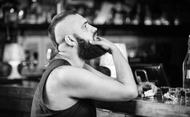 Adam sarhoş barda tek başına otur. Alkolizm ve depresyon. Alkol bağımlısı kavramı. Hipster acımasız adam alkol sayaç bar daha fazla içki sipariş. Adam boş zaman harcamak alkol ile çubuk