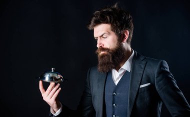 Anladım. takım işadamı. Garson adam. Mükemmel bir tarif. Restoranda sakal tutarak gıda tepsisi ile olgun hipster. Sakallı adam şef yemek sunuyor. Beyaz metalik vahşi tutmak metal çanak