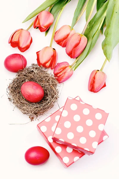 Conceito de símbolos de Páscoa. Buquê de tulipas de primavera de férias — Fotografia de Stock