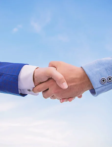 Partnerschaft und Unterstützung. erfolgreicher Deal Handschlag blauer Himmel Hintergrund. Händeschütteln beim Treffen. freundliche Handschlag-Geste. Geschäftspartner nach Vertragsunterzeichnung. Handschlag-Geste — Stockfoto