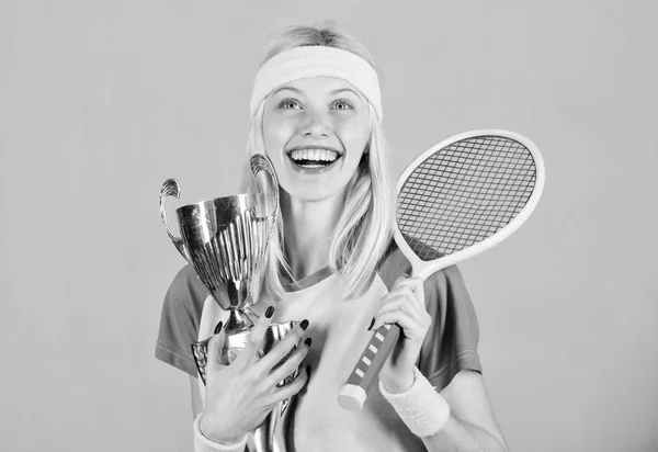 Risultati sportivi. Festeggia la vittoria. Campione di tennis. Ragazza atletica tenere racchetta da tennis e calice d'oro. Vincere una partita di tennis. Il tennista vince il campionato. Le donne indossano abiti sportivi. Primo posto — Foto Stock